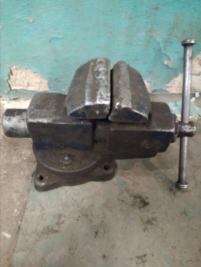 Лот: 15437446. Фото: 1. Тиски, читаем описание. Ручной инструмент