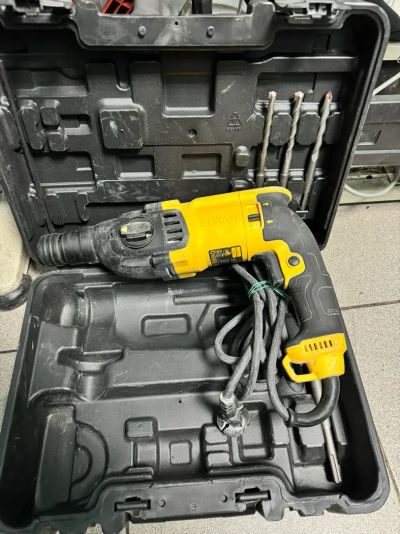 Лот: 21242439. Фото: 1. Перфоратор Dewalt D25133-KS. Электроинструмент