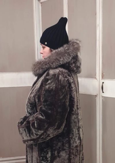 Лот: 20773872. Фото: 1. Шуба мутоновая, с капюшоном/чернобурка... Верхняя одежда