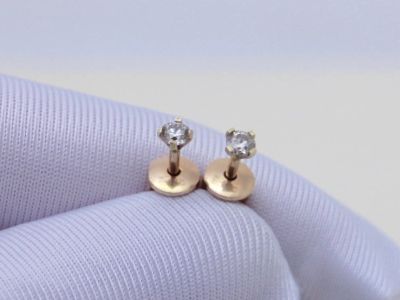 Лот: 12321122. Фото: 1. ЗОЛОТЫЕ СЕРЬГИ-ПУСЕТЫ С БРИЛЛИАНТАМИ... Серьги, каффы