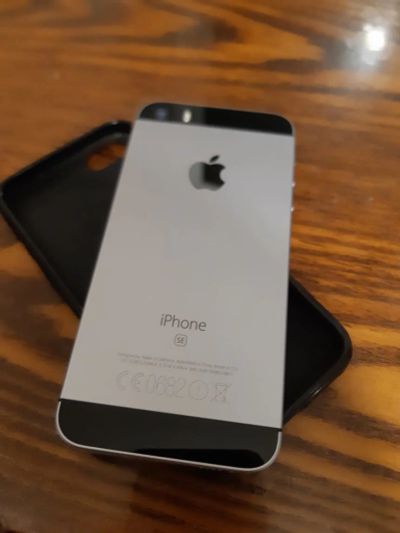 Лот: 12957162. Фото: 1. iPhone SE 32gb space gray. Смартфоны