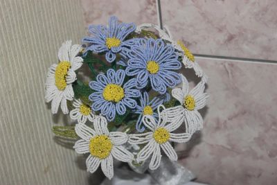 Лот: 3445527. Фото: 1. букетик ромашек из бисера. Другое (цветы, букеты)