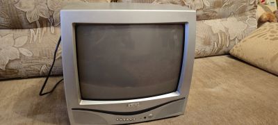 Лот: 18411990. Фото: 1. телевизор 14 дюймов с AKAI с кронштейном... Телевизоры