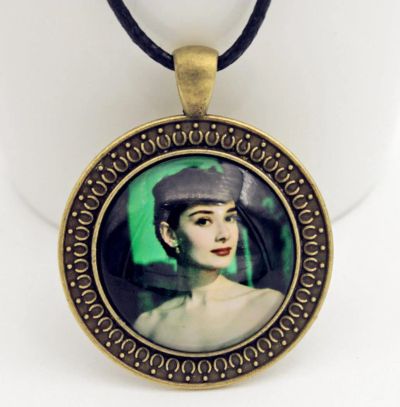 Лот: 8876435. Фото: 1. Колье на шнурке. "Одри Хепберн... Колье