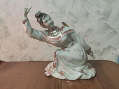 Лот: 24677662. Фото: 1. Фарфоровая позолоченная статуя... Фарфор, керамика