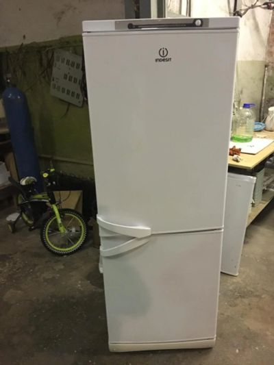 Лот: 10459049. Фото: 1. Холодильник Indesit в отличном... Холодильники, морозильные камеры