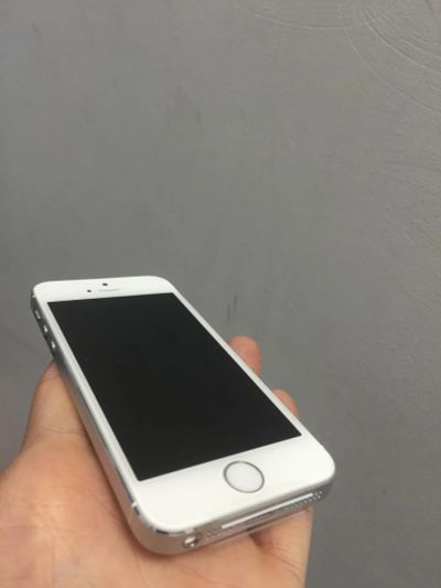 Лот: 7438322. Фото: 1. Продам iphone 5s silver 16 gb. Смартфоны