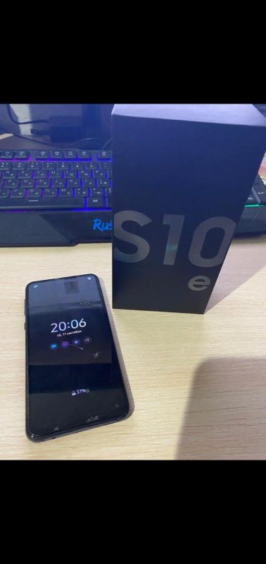 Лот: 18085508. Фото: 1. Samsung galaxy s10e 128 gb. Смартфоны
