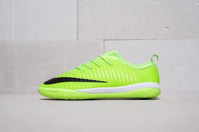 Лот: 11618160. Фото: 1. Футбольная обувь Nike MercurialX... Кеды, кроссовки, слипоны