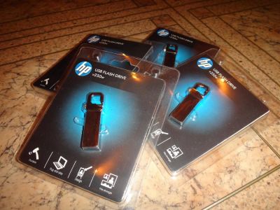 Лот: 3698526. Фото: 1. Железная флэшка с карабином USB... USB-флеш карты