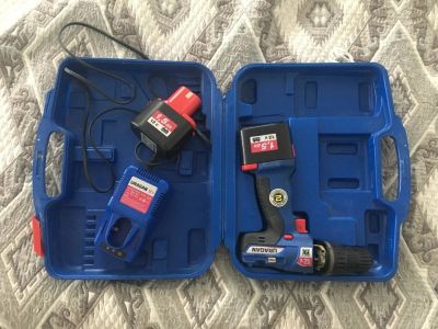 Лот: 10141111. Фото: 1. Шуруповёрт uragan - сломан. +кейс... Электроинструмент