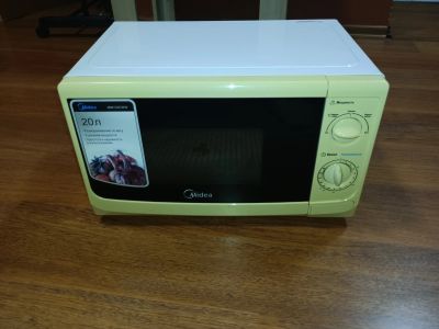 Лот: 19982029. Фото: 1. Микроволновая печь midea 20л. Микроволновки, мини-печи