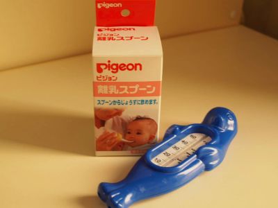 Лот: 6662364. Фото: 1. Бутылочка с ложечкой "Pigeon... Всё для кормления