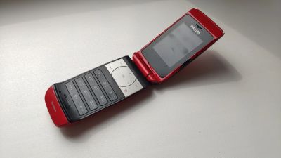 Лот: 16413835. Фото: 1. Philips Xenium 9@9q, красный... Кнопочные мобильные телефоны