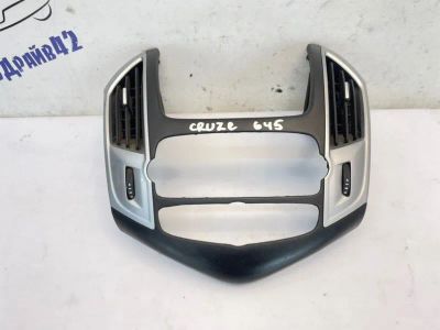 Лот: 25050677. Фото: 1. рамка магнитолы Chevrolet Cruze... Двигатель и элементы двигателя
