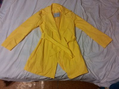 Лот: 8954947. Фото: 1. Плащ ZARA оригинал, ярко-желтый. Верхняя одежда