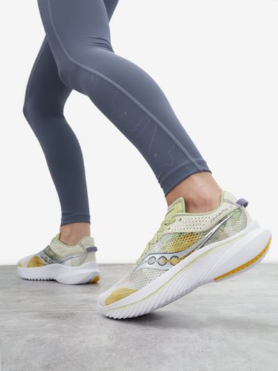 Лот: 24285920. Фото: 1. Кроссовки женские Saucony Kinvara... Кеды, кроссовки, слипоны