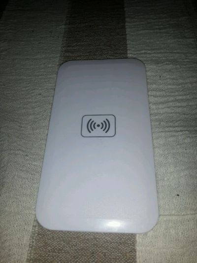 Лот: 11255386. Фото: 1. Беспроводная зарядка. Зарядные устройства, блоки питания, адаптеры сетевые для смартфонов