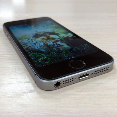 Лот: 4576537. Фото: 1. Apple iPhone SE 32 ГБ 32gb Space... Смартфоны