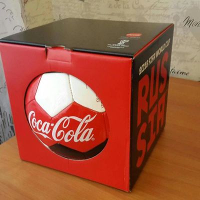 Лот: 11807497. Фото: 1. продам новый мяч Кока-кола в упаковке... Мячи, ракетки, шайбы, клюшки