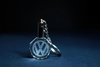 Лот: 5097725. Фото: 1. Брелок Volkswagen внутри стекла. Брелоки для ключей