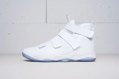 Лот: 11203023. Фото: 1. Кроссовки Nike LeBron Soldier... Кеды, кроссовки, слипоны