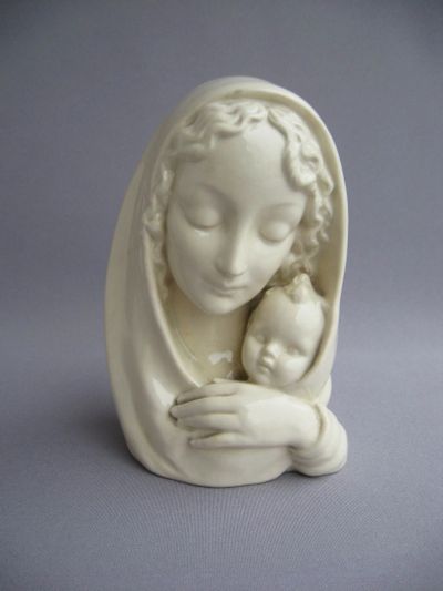 Лот: 12609674. Фото: 1. Мадонна с младенцем фаянс 16 см... Фарфор, керамика