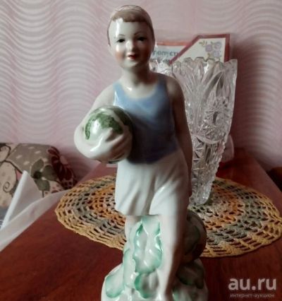 Лот: 17753891. Фото: 1. Старая Фарфоровая статуэтка Мальчик... Фарфор, керамика