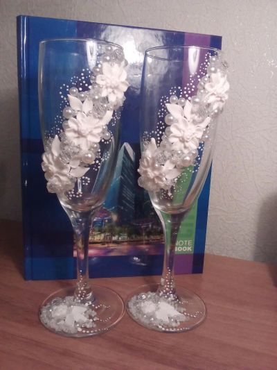 Лот: 7057369. Фото: 1. свадебные бокалы ( с белыми цветочками... Лепка из полимерной глины