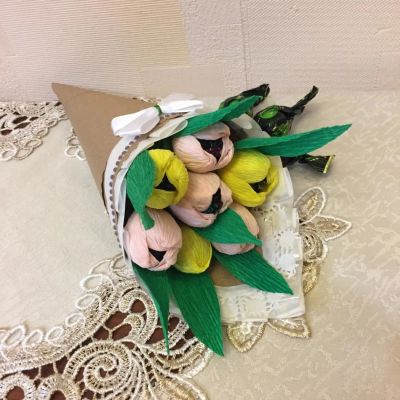 Лот: 11032293. Фото: 1. Букет из конфет. Тюльпаны в кульке... Букеты из конфет, игрушек