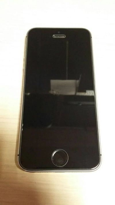 Лот: 11780197. Фото: 1. Телефон Apple IPhone SE 32Gb. Чехлы, бамперы