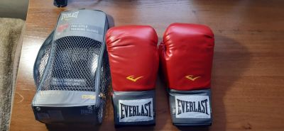 Лот: 18384101. Фото: 1. Боксерские перчатки Everlast. Перчатки