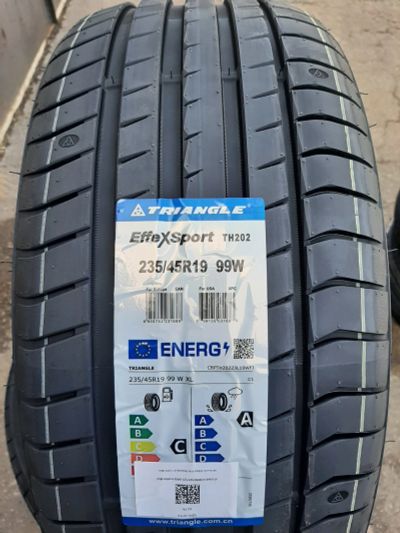 Лот: 24674120. Фото: 1. 235/45 R19 99W Triangle EffeXSport... Шины