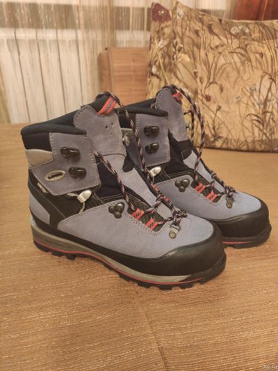 Лот: 15643985. Фото: 1. Lowa Mountain Expert GTX WS. Альпинизм и скалолазание