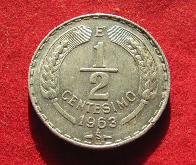 Лот: 19968678. Фото: 1. Чили 1/2 сентесимо, 1963 г. Хорошая. Америка