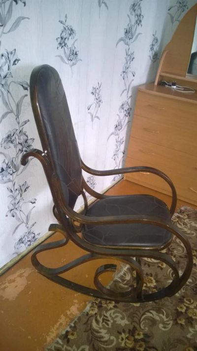 Лот: 3700599. Фото: 1. Кресло качалка из кожи (Немного... Столы, стулья, обеденные группы