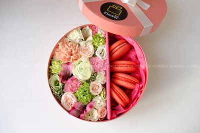 Лот: 7563589. Фото: 1. FlowerBox с макарунами (альстромерия... Другое (цветы, букеты)