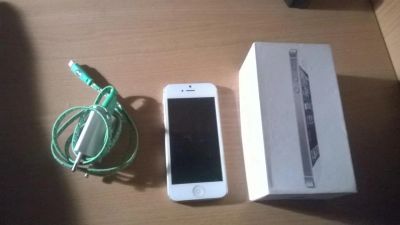 Лот: 6681385. Фото: 1. iPhone 5 белый б/у копия + зарядка... Смартфоны