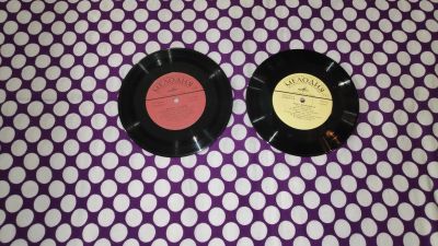 Лот: 21976393. Фото: 1. 2 маленькие виниловые пластиночки... Аудиозаписи