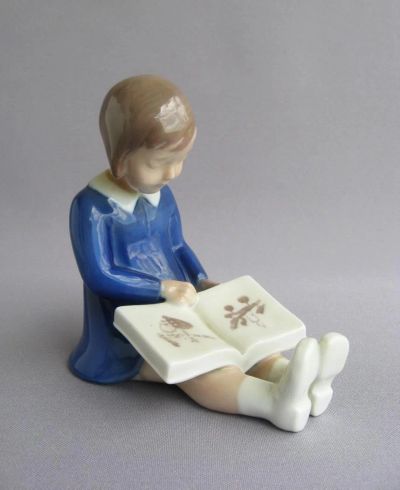 Лот: 7553661. Фото: 1. Девочка с рождественской книгой... Фарфор, керамика