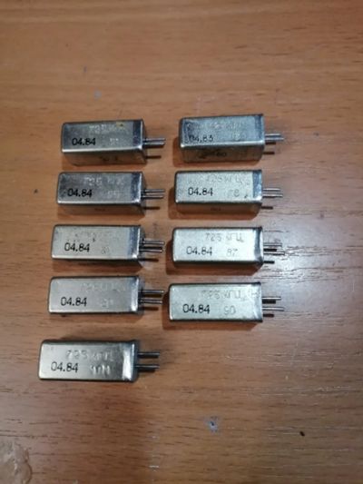 Лот: 25744054. Фото: 1. Кварцевые резонаторы 725кГц 9... Кварцевые резонаторы