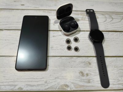 Лот: 25527991. Фото: 1. Продам набором: Смартфон Samsung... Смарт-часы, фитнес-браслеты, аксессуары