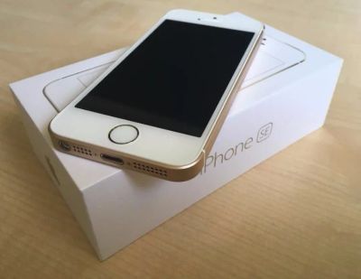 Лот: 11825579. Фото: 1. Apple iPhone SE золотой 32 gb. Смартфоны