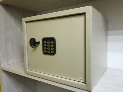 Лот: 14903757. Фото: 1. Сейф металлический. На ключе и... Сейфы, металлические шкафы