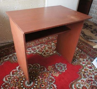 Лот: 998907. Фото: 1. письменный стол с рубля!. Другое (мебель)