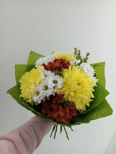 Лот: 25576178. Фото: 1. Букет с жёлтой хризантемой. Свежие цветы