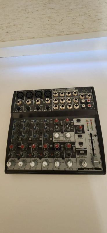 Лот: 22468033. Фото: 1. Микшерный пульт behringer xenyx... Микшеры, предусилители, микрофонные эффекты