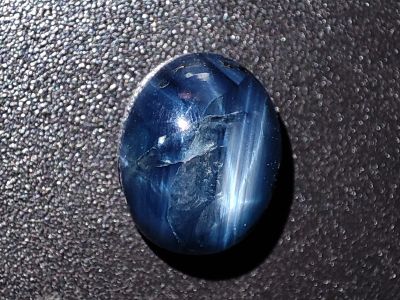 Лот: 21082670. Фото: 1. 3.70 ct. Сапфир звёздчатый, кабошон... Драгоценные и поделочные камни