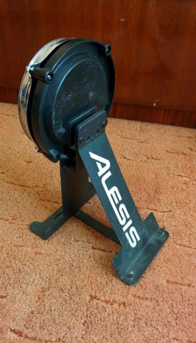 Лот: 7120394. Фото: 1. Alesis Электронный пэд бочки. Ударные