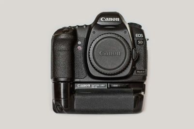 Лот: 6621233. Фото: 1. Canon 5d Mark2 + батарейная ручка... Цифровые зеркальные
